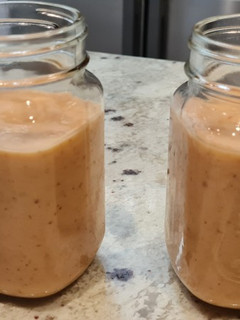 Una foto de Batido de mango, piña, plátano, fresas y galletas