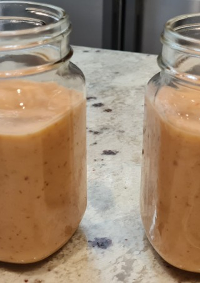 Una foto de Batido de mango, piña, plátano, fresas y galletas