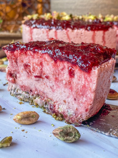 Una foto de Cheesecake fresquita de cerezas y pistachos