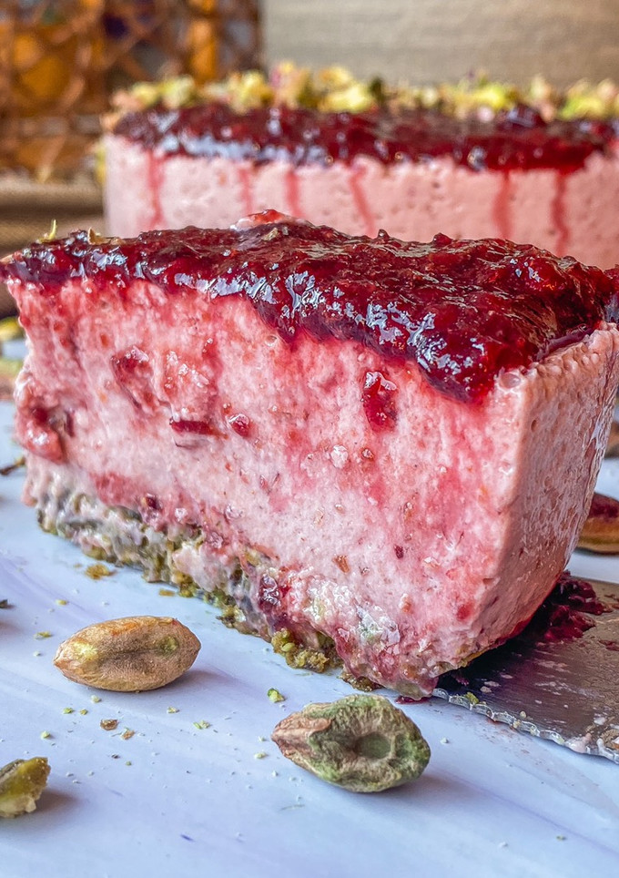 Una foto de Cheesecake fresquita de cerezas y pistachos
