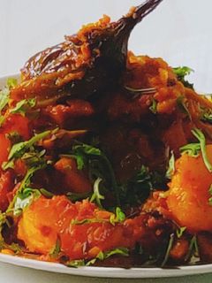 बैंगन आलू की सब्जी (Baigan Aloo Sabji Recipe In Hindi) रेसिपी मुख्य फोटो