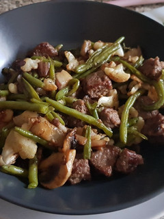 Una foto de Salteado de Verduras con Hamburguesa de Ternera Angus