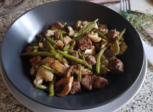 Una foto de Salteado de Verduras con Hamburguesa de Ternera Angus