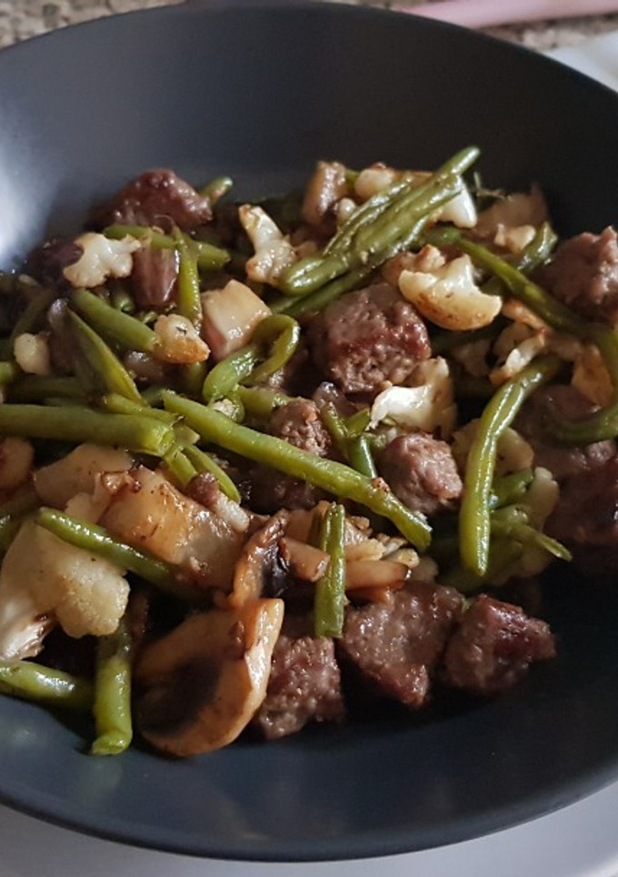 Una foto de Salteado de Verduras con Hamburguesa de Ternera Angus