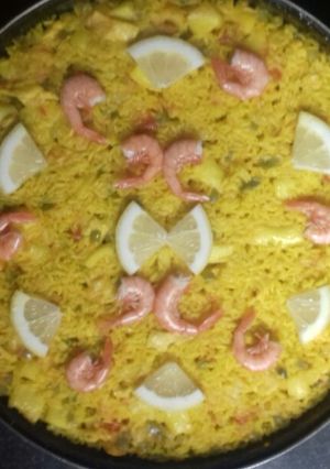 Una foto de Paella de marisco al limón