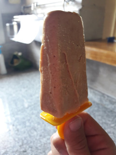 Una foto de Palito helado de banana y dulce de leche