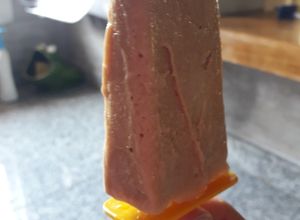 Una foto de Palito helado de banana y dulce de leche