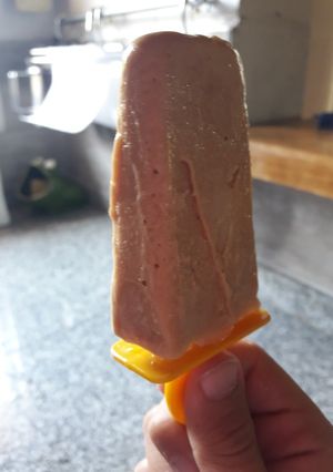 Una foto de Palito helado de banana y dulce de leche