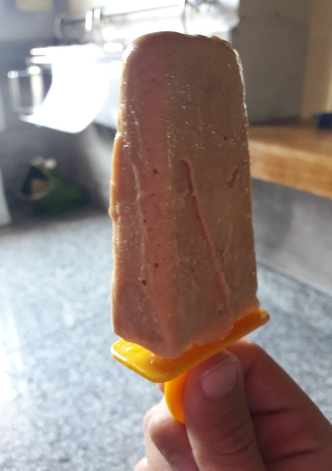 Una foto de Palito helado de banana y dulce de leche