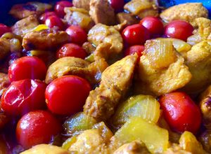 Una foto de Pinchitos de pollo con cebolla y tomatitos cherry