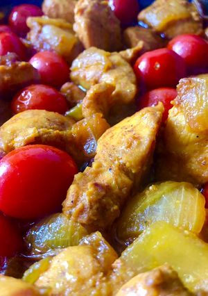 Una foto de Pinchitos de pollo con cebolla y tomatitos cherry