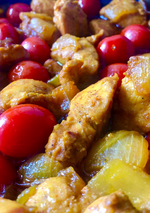 Una foto de Pinchitos de pollo con cebolla y tomatitos cherry