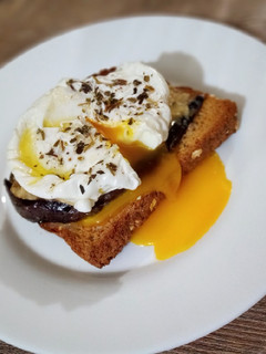 Una foto de Los cojones de mi abuela (tostada con huevo pochado)