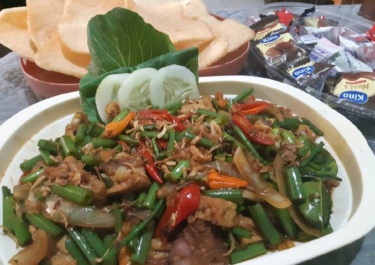 Tumis bunga bawang dan tahu pentol (rasanya nyuss👌)