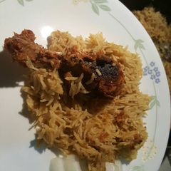 A picture of Chicken fry biryani.