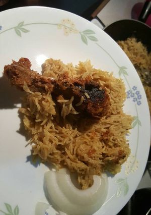 A picture of Chicken fry biryani.