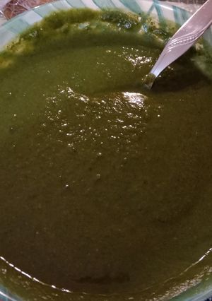 Una foto de Puré de espinacas y guisantes
