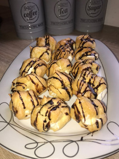 Una foto de Profiteroles rellenos de nata