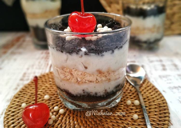 Oreo and Biscuit Cheese Cake in Jar