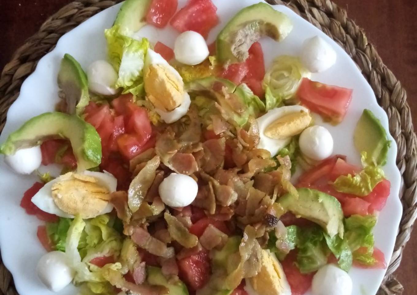 Ensalada con huevo bacon y mozzarella
