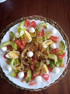Una foto de Ensalada con huevo bacon y mozzarella