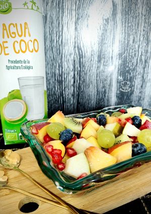 Una foto de Macedonia de frutas con almíbar de coco