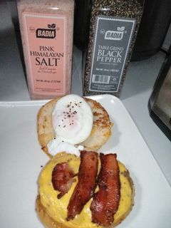 Una foto de Hamburguesa con Carne, Tocino y Huevo Poché