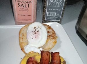 Una foto de Hamburguesa con Carne, Tocino y Huevo Poché