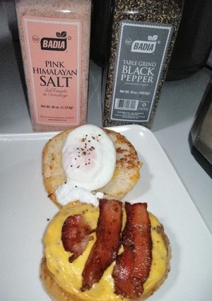 Una foto de Hamburguesa con Carne, Tocino y Huevo Poché