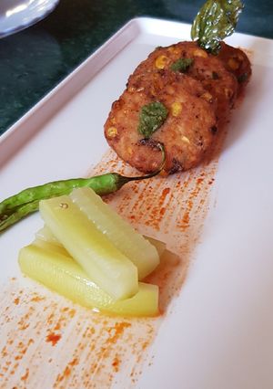 થાઈ કોર્ન કેક સાથે આથેલી કાકડી(Thai corncake &pickle cucumber recipe in Gujarati) રેસીપી મુખ્ય ફોટો