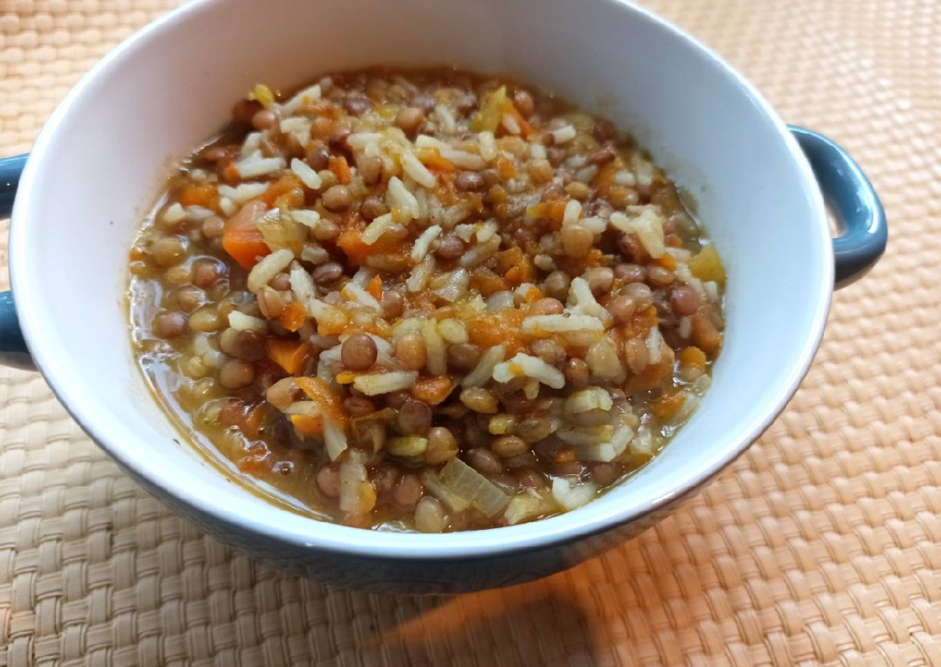 Lentejas con arroz en olla de barro