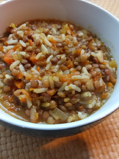 Una foto de Lentejas con arroz en olla de barro