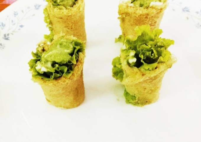 Bread lettuce roll with cream and pumpkin seeds Green chutney