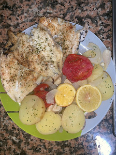 Una foto de 1.Pescadilla especiada al horno con guarnición