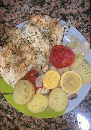 Una foto de 1.Pescadilla especiada al horno con guarnición