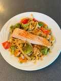 Wok de verduras con salmón