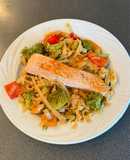 Wok de verduras con salmón