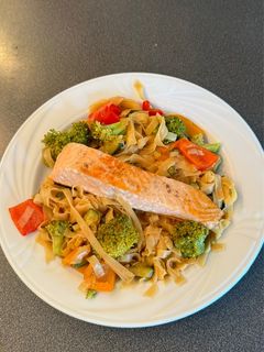 Una foto de Wok de verduras con salmón