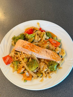 Una foto de Wok de verduras con salmón