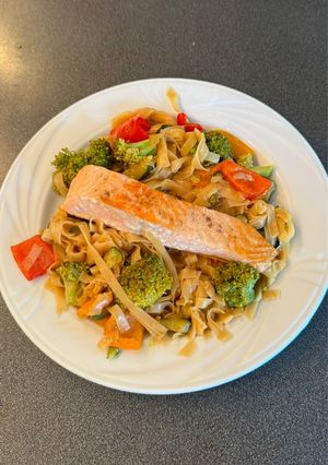 Una foto de Wok de verduras con salmón