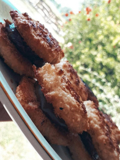 Una foto de Alfajores de coco con dulce de leche riquísimos