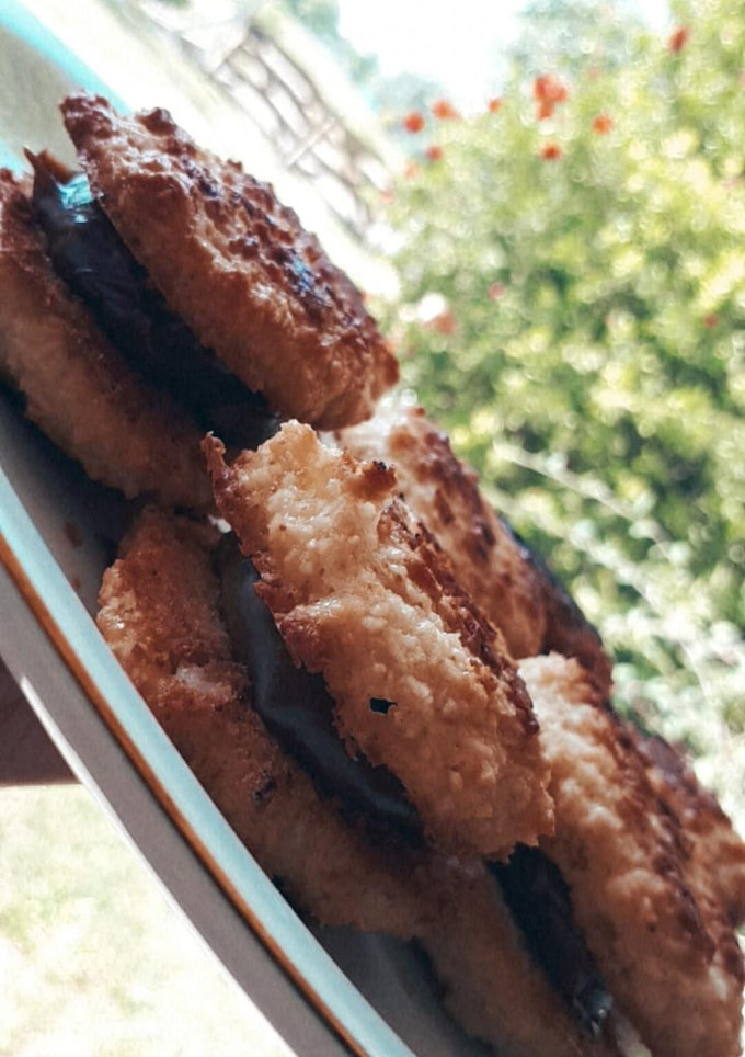 Una foto de Alfajores de coco con dulce de leche riquísimos