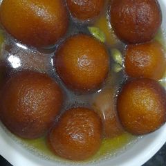 A picture of Gulab Jamun.