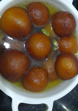 A picture of Gulab Jamun.