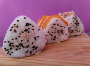 Una foto de relleno onigiri