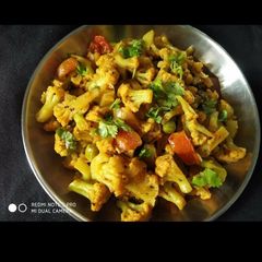A picture of Cauliflower & peas dry sabzi.