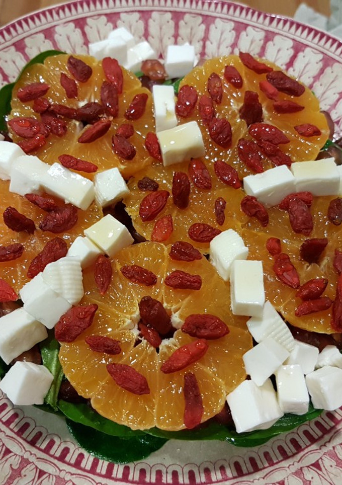 Una foto de Ensalada de bayas de Goji con mandarina y espinaca!