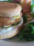 Hamburguesas de pollo con ensalada mixta