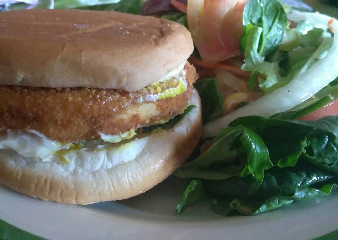 Hamburguesas de pollo con ensalada mixta