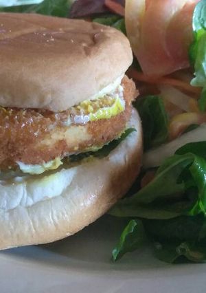 Una foto de Hamburguesas de pollo con ensalada mixta